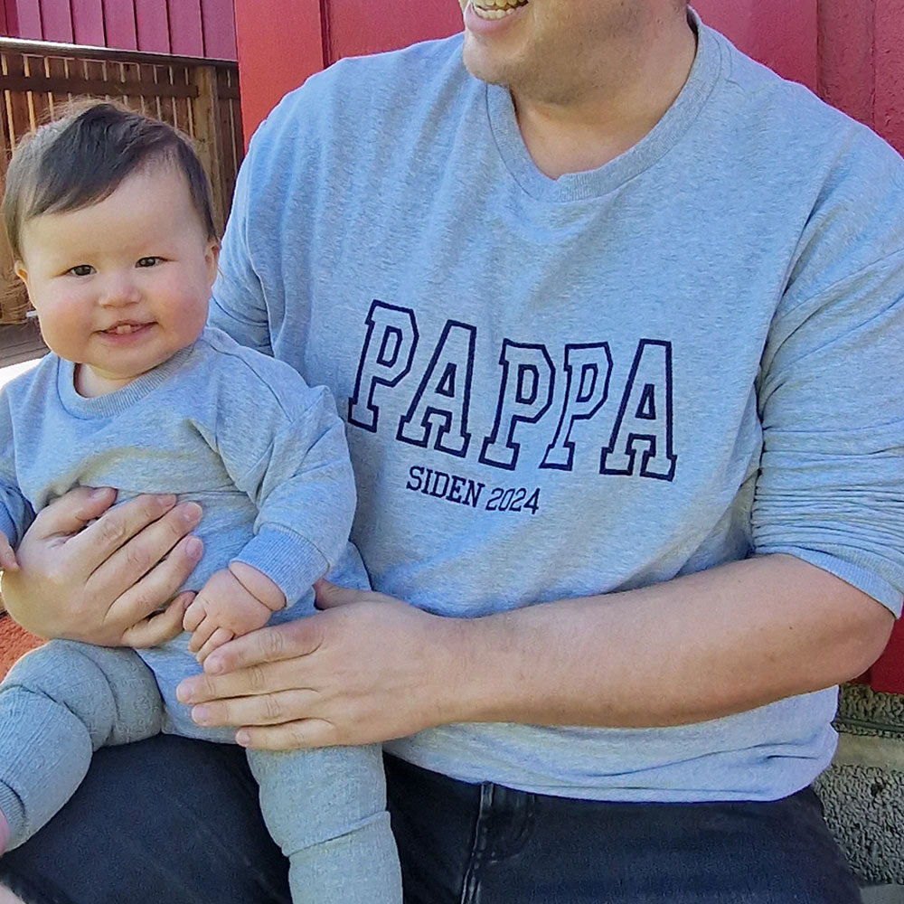 Pappa Siden – Genser herrer (brodert), pappa genser, pappa siden, pappa genser brodert, super digg genser, myk genser, grå genser, med baby på fang