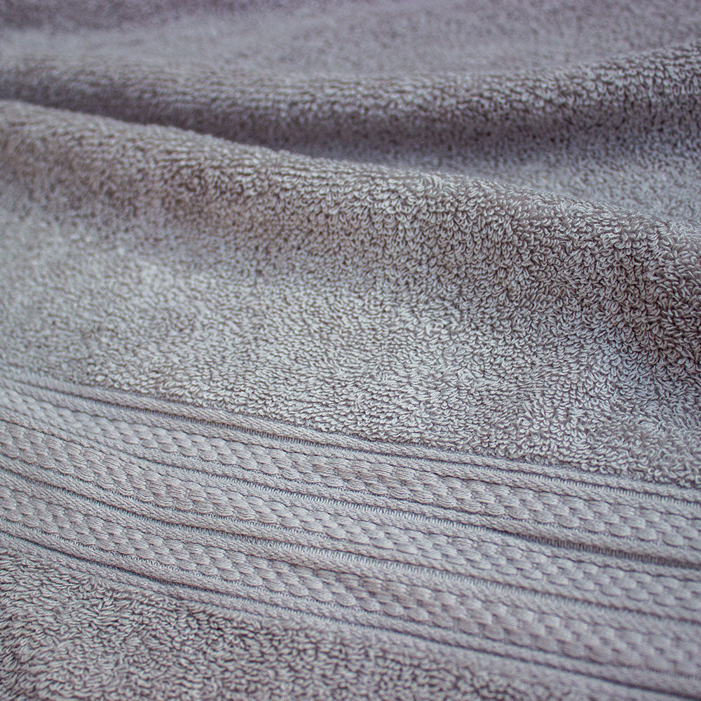 Håndkle med brodert navn – 40×70 cm - Grå