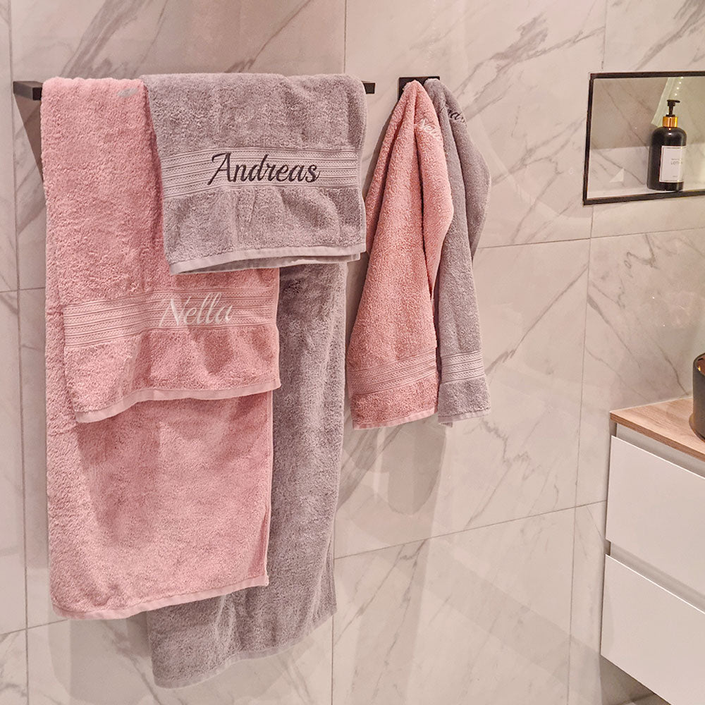 Badehåndkle med brodert navn – 80×150 cm - Rosa