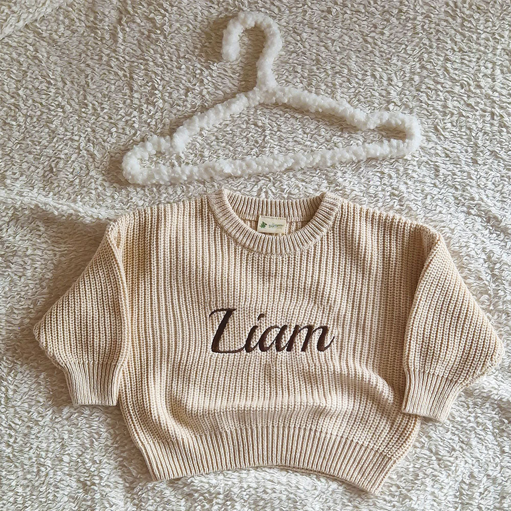 Strikket Genser i Sand – Myk, Oversized og Personlig med Navn
