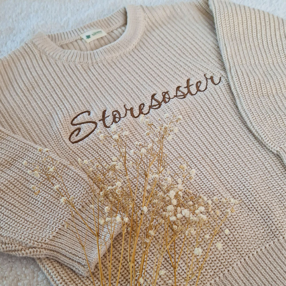 Strikket Genser i Sand – Myk, Oversized og Personlig med Navn