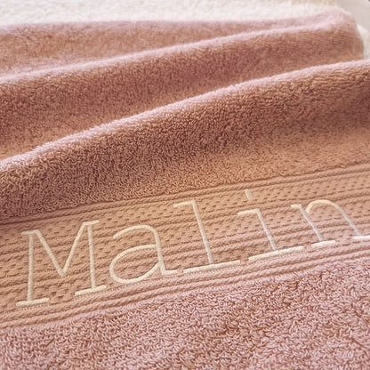 Badehåndkle med brodert navn – 80×150 cm - Rosa