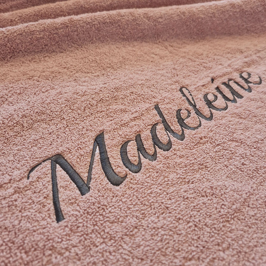 Badehåndkle med brodert navn – 80×150 cm - Rosa