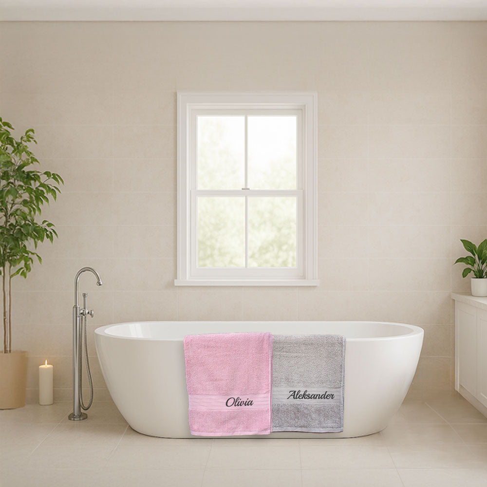 Badehåndkle med brodert navn – 80×150 cm - Rosa