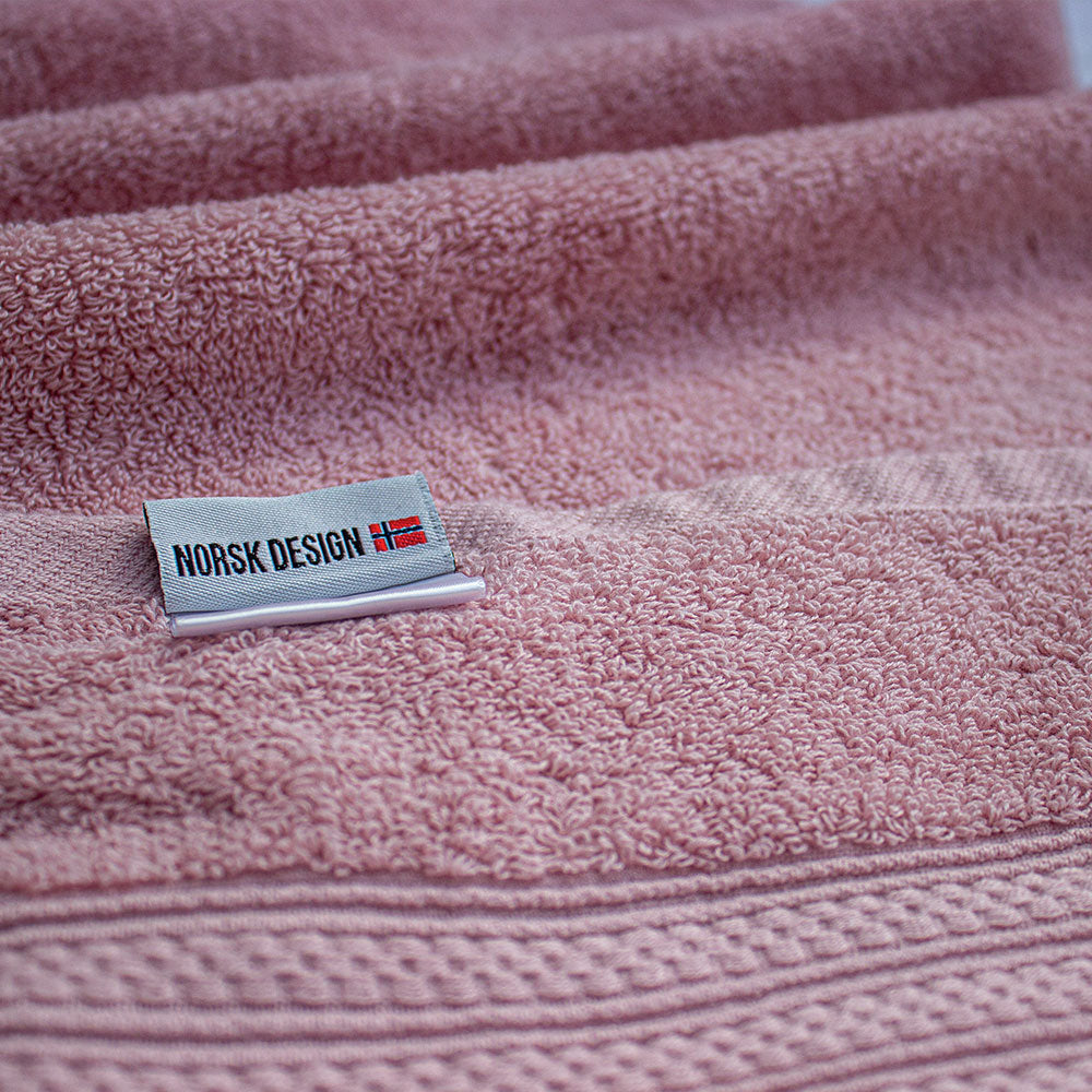Badehåndkle med brodert navn – 80×150 cm - Rosa