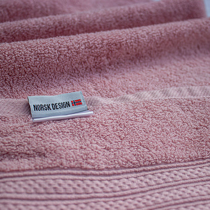 Badehåndkle med brodert navn – 80×150 cm - Rosa