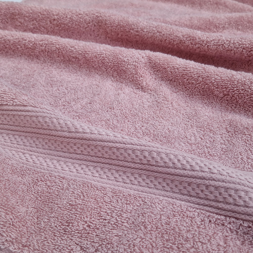 Badehåndkle med brodert navn – 80×150 cm - Rosa