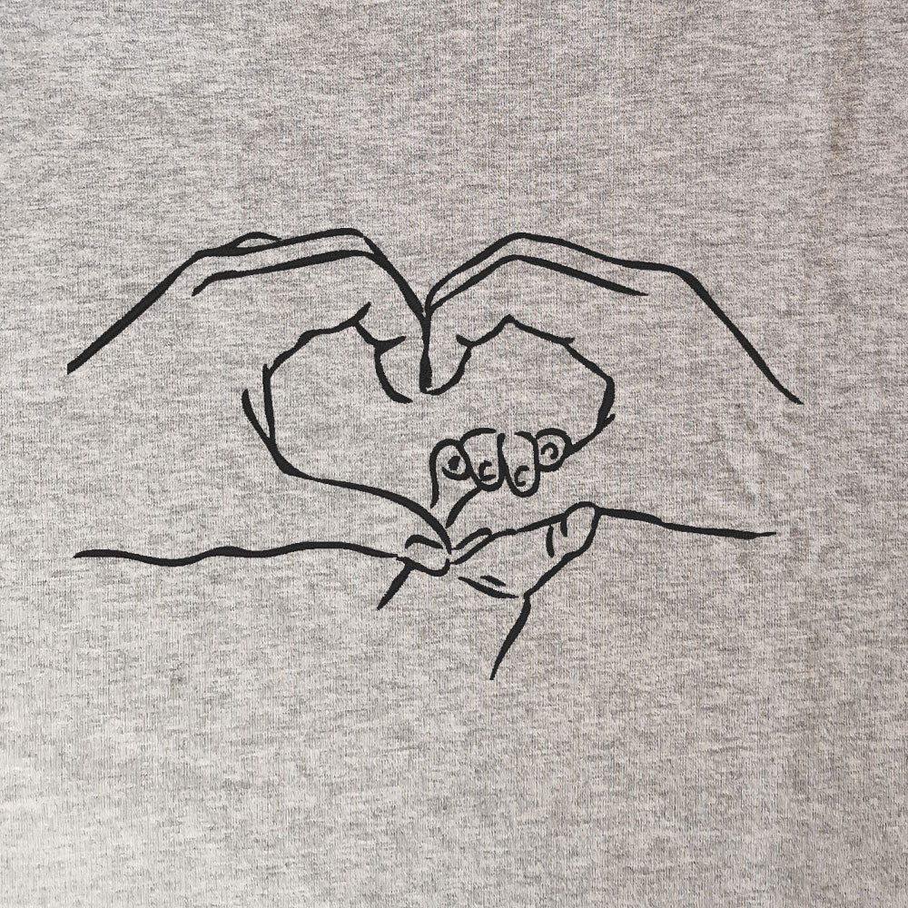 Damegenser med personlig brodert tekst og håndmotiv