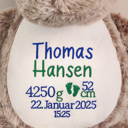 Cubbies Bamse – Personlig brodert nyfødtgave – Babyføtter