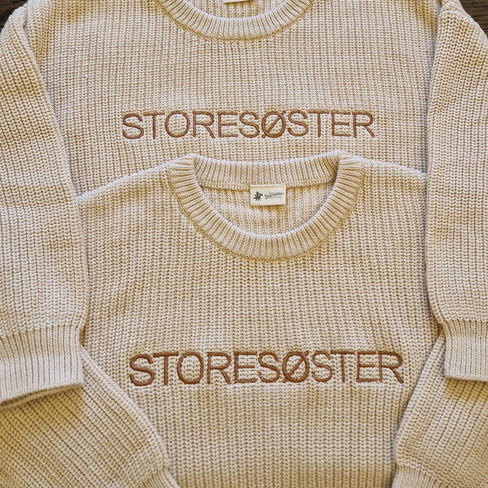 Strikket Genser i Sand – Myk, Oversized og Personlig med Navn