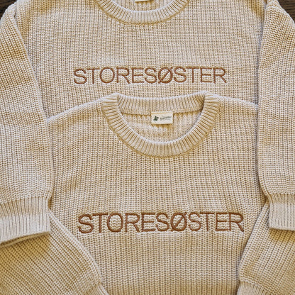 Strikket Genser i Sand – Myk, Oversized og Personlig med Navn