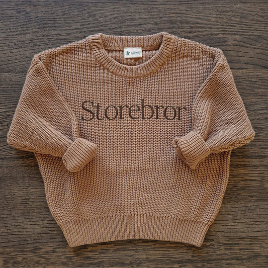 Strikket genser med navn - Brun, 100 % økologisk bomull