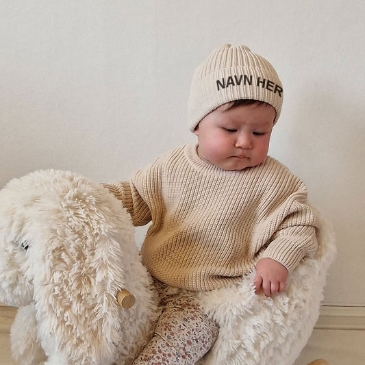 Personlig strikkelue med brodert navn – Sand