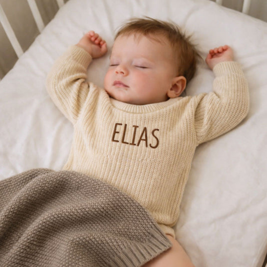 Strikket body i økologisk bomull – med navn (sand)