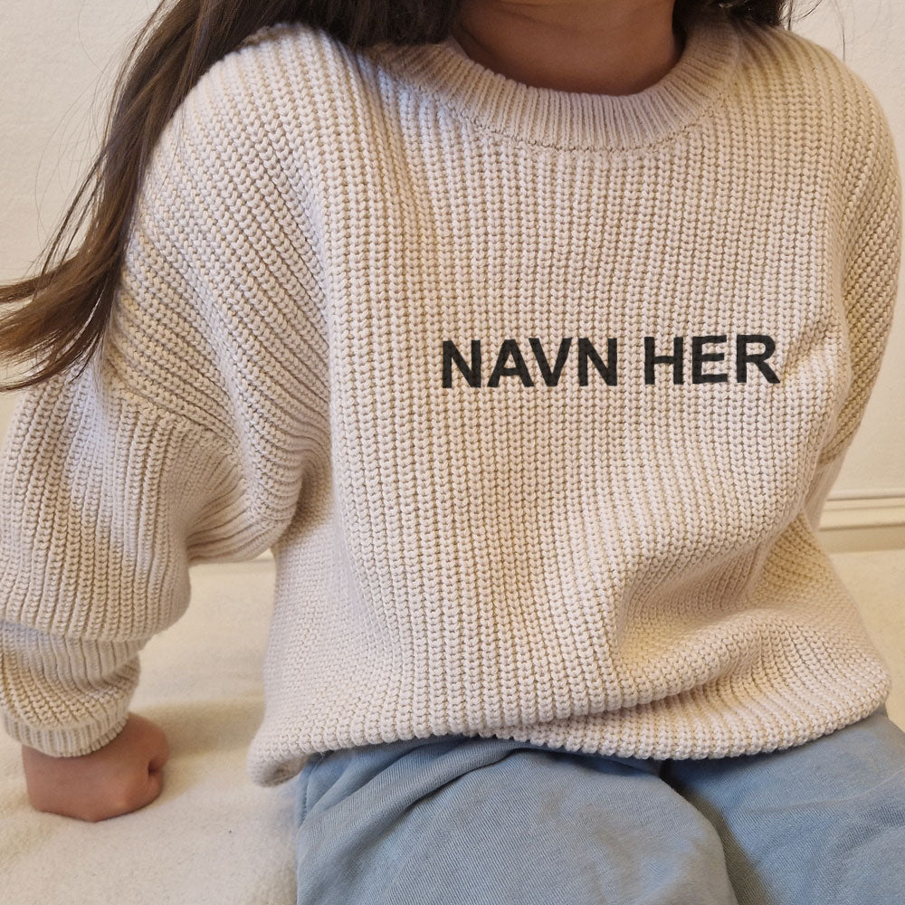 Strikket Genser i Sand – Myk, Oversized og Personlig med Navn, Genser med navn, Genser med brodert navn, Genser broderi, Strikket genser med navn, Baby genser med navn, Genser til baby, Genser til barn, Barne genser