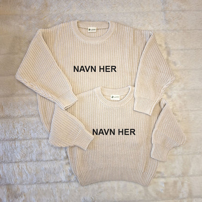 Strikket Genser i Sand – Myk, Oversized og Personlig med Navn, Genser med navn, Genser med brodert navn, Genser broderi, Strikket genser med navn, Baby genser med navn, Genser til baby, Genser til barn, Barne genser, 2 gensere