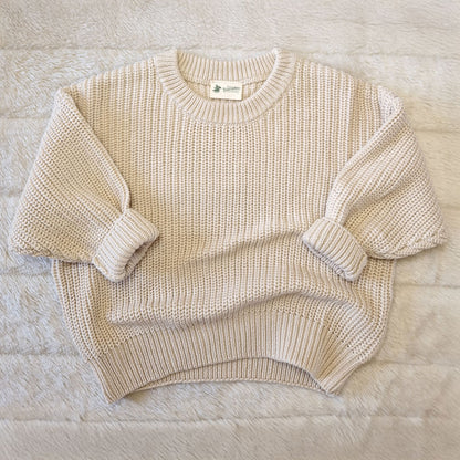 Strikket Genser i Sand – Myk, Oversized og Personlig med Navn, Genser med navn, Genser med brodert navn, Genser broderi, Strikket genser med navn, Baby genser med navn, Genser til baby, Genser til barn, Barne genser, singel front