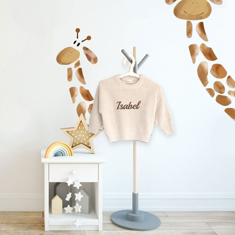 Strikket Genser i Sand – Myk, Oversized og Personlig med Navn, Genser med navn, Genser med brodert navn, Genser broderi, Strikket genser med navn, Isabel  