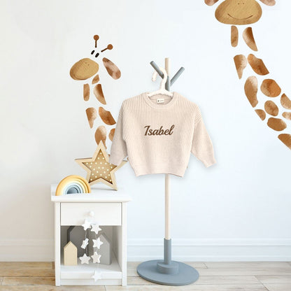 Strikket Genser i Sand – Myk, Oversized og Personlig med Navn, Genser med navn, Genser med brodert navn, Genser broderi, Strikket genser med navn, Isabel  