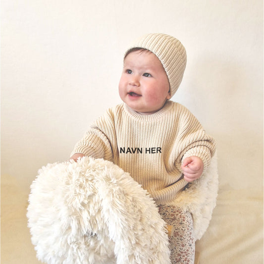 Strikket Genser i Sand – Myk, Oversized og Personlig med Navn, Genser med navn, Genser med brodert navn, Genser broderi, Strikket genser med navn, Baby genser med navn, Genser til baby, front