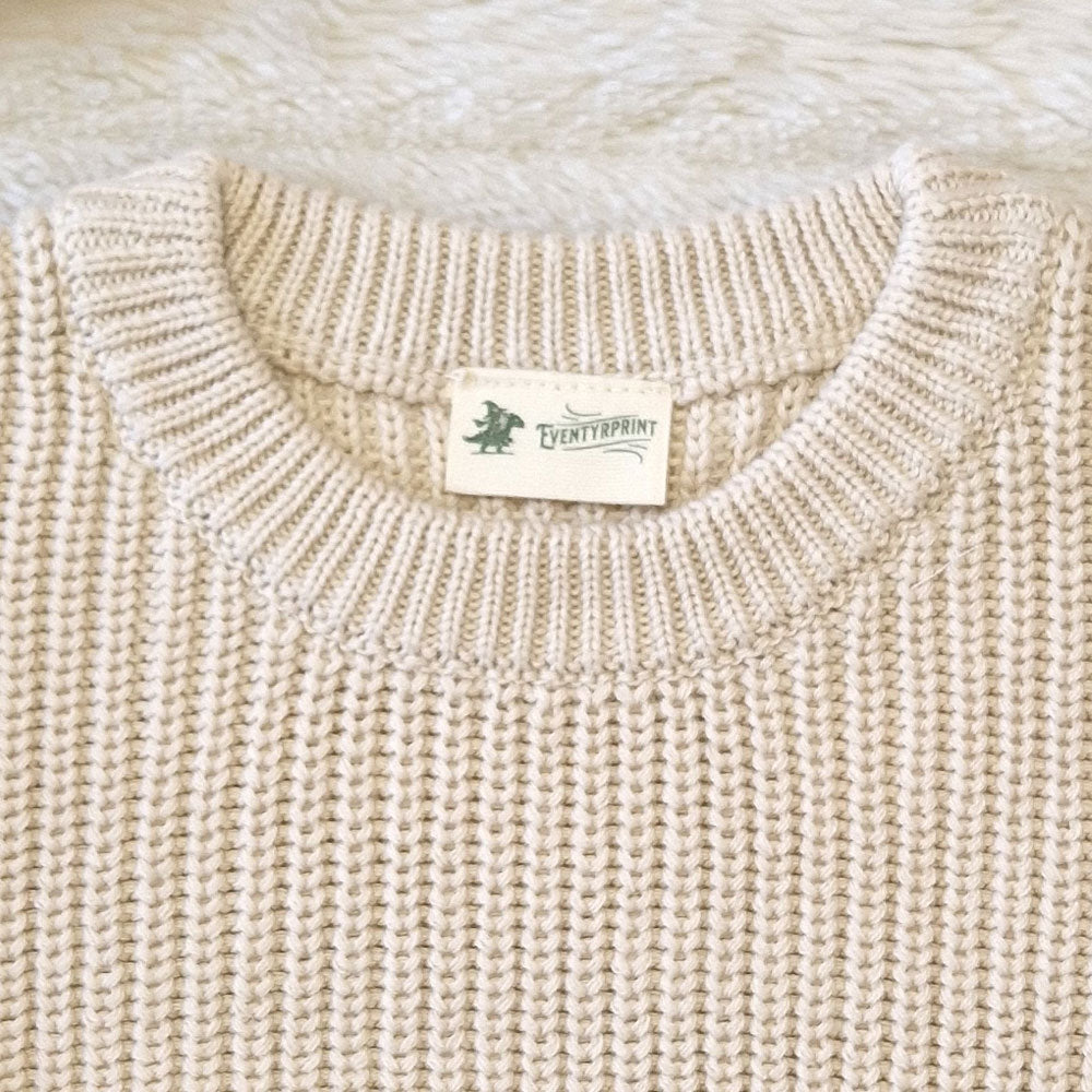 Strikket Genser i Sand – Myk, Oversized og Personlig med Navn, Genser med navn, Genser med brodert navn, Genser broderi, Strikket genser med navn, Baby genser med navn, Genser til baby, Genser til barn, Barne genser, krage