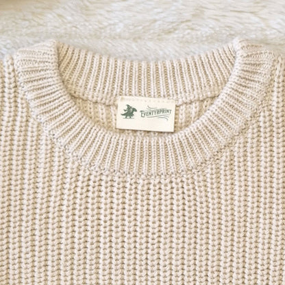 Strikket Genser i Sand – Myk, Oversized og Personlig med Navn, Genser med navn, Genser med brodert navn, Genser broderi, Strikket genser med navn, Baby genser med navn, Genser til baby, Genser til barn, Barne genser, krage