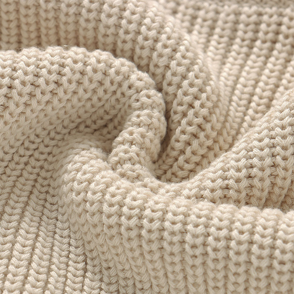 Strikket Genser i Sand – Myk, Oversized og Personlig med Navn, Genser med navn, Genser med brodert navn, Genser broderi, Strikket genser med navn, Baby genser med navn, Genser til baby, Genser til barn, Barne genser, stoff