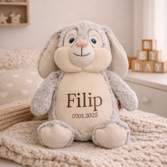 Personlig Cubbies bamse med navn Filip og dato brodert på magen, myk grå kosebamse til baby og dåp