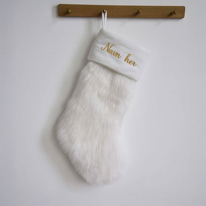 Hvit luksus julestrømpe i myk pelskvalitet med mansjett, brodert med personlig navn i julefarger.