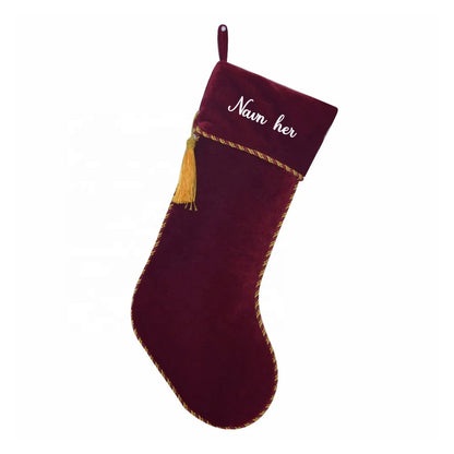Rød julestrømpe i fløyel med gullkant og dusk, brodert med personlig navn på mansjetten.