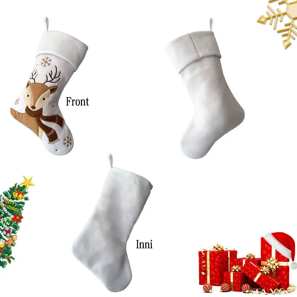 Julestrømpe med reinsdyrmotiv vist fra flere vinkler, inkludert forside med reinsdyr, bakside og innsiden, med plass til brodert navn.