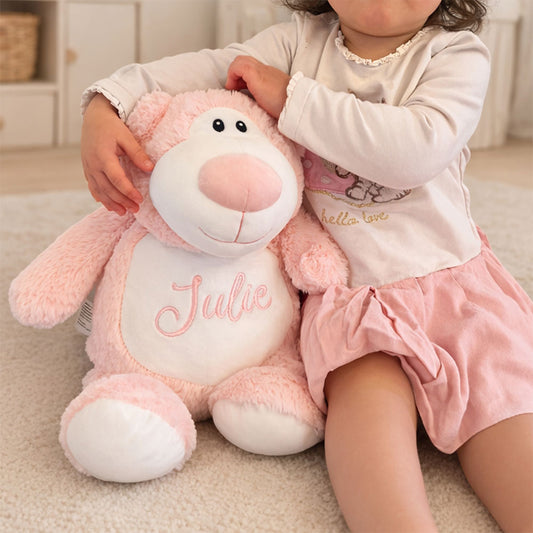 Personlig Cubbies bamse med navn Julie brodert på magen, rosa kosebamse med barn som gave til baby og dåp
