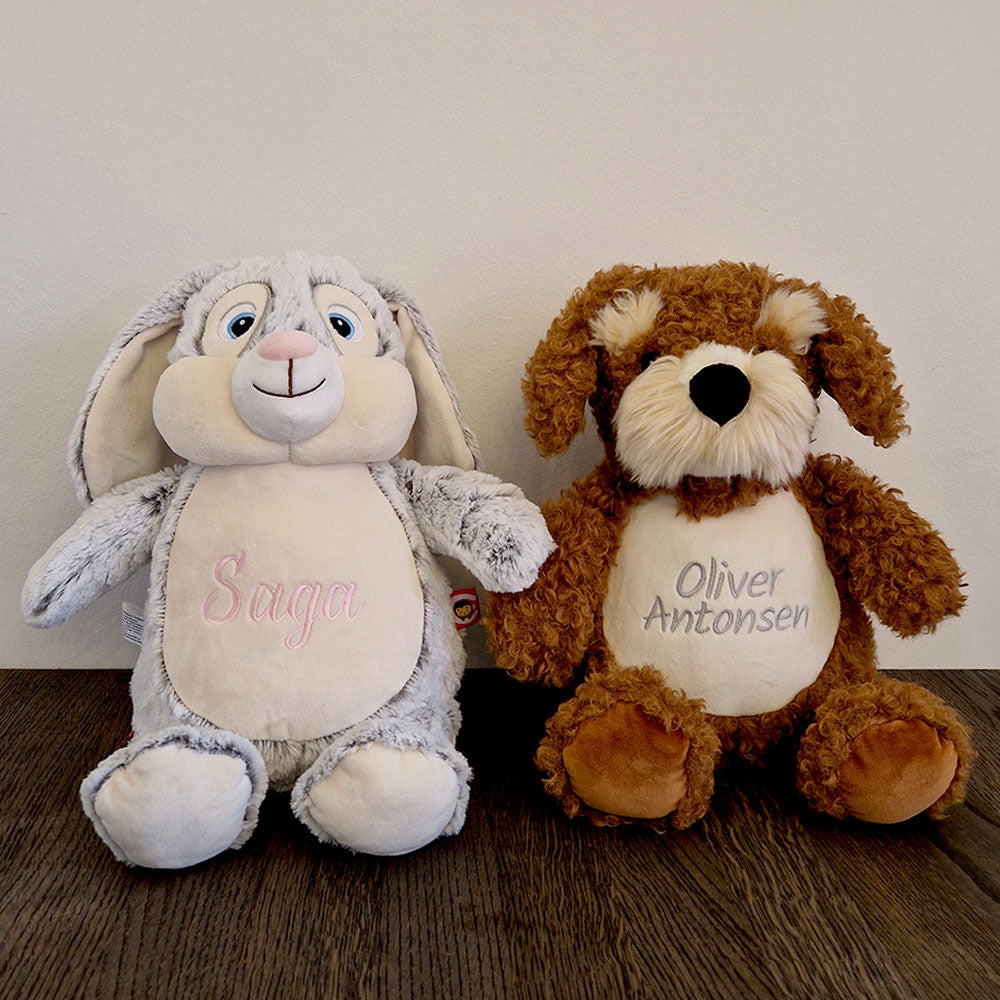 Personlige Cubbies bamser med navn brodert på magen, to kosebamser med navn som gave til baby, dåp og bursdag