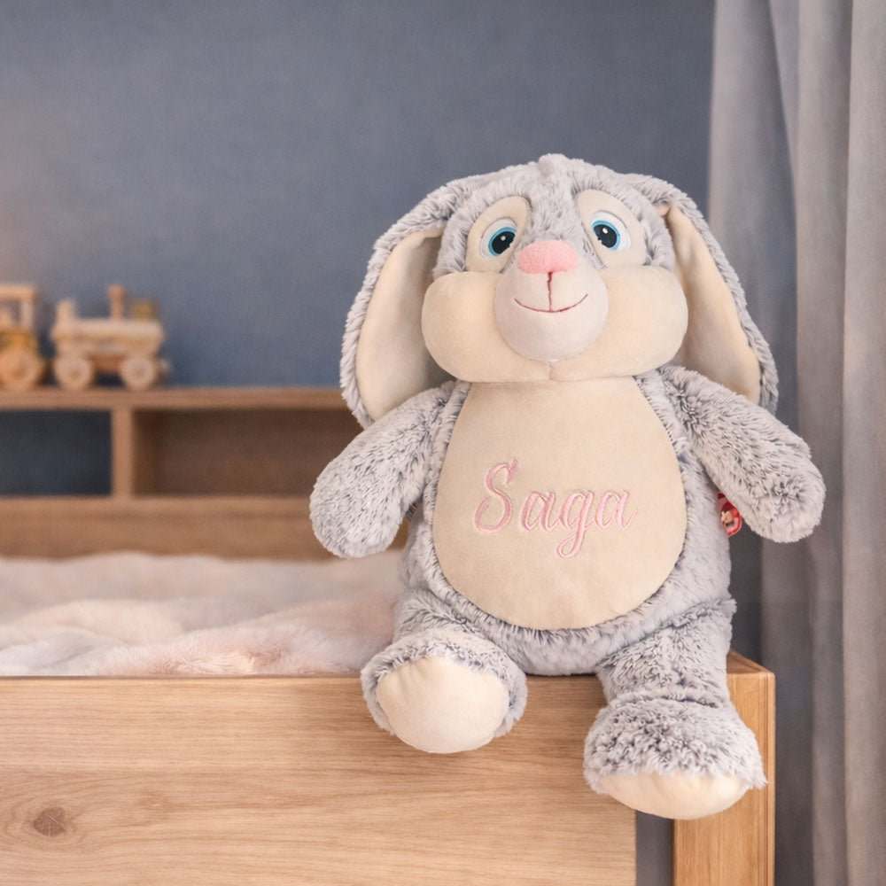 Personlig Cubbies kanin bamse med navn Saga brodert på magen, myk kosebamse på barnerom som gave til baby og dåp