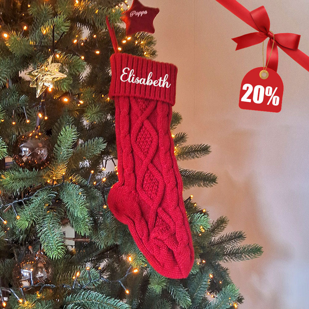 Rød strikket julestrømpe med personlig brodert navn “Elisabeth”. Klassisk design i 100 % akryl, hengt på juletre med julelys og pynt. 20 % rabatt hos Eventyrprint.no – perfekt julepynt og gavepose med personlig navn.