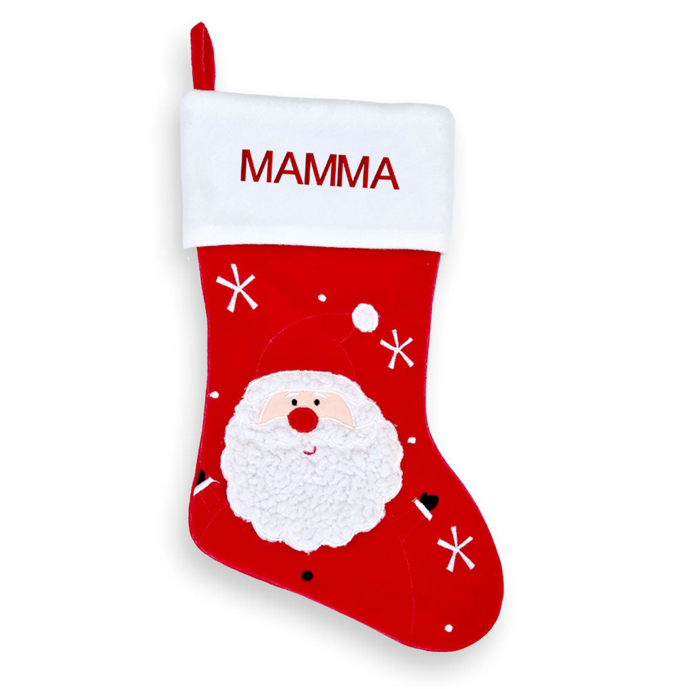 Rød julestrømpe med hvit mansjett og brodert navn, dekorert med stor julenisse og snøfnuggmotiv.